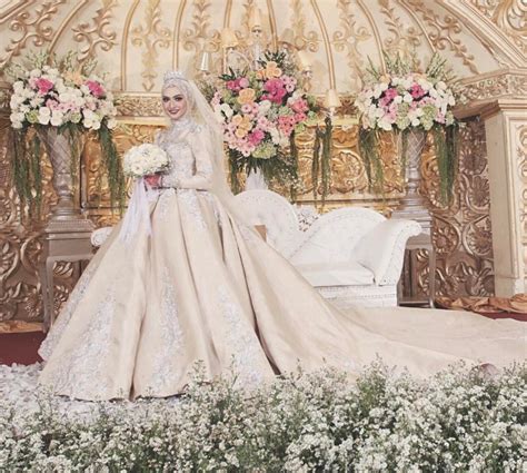 Gaun pengantin muslimah saat ini sudah sangat modern dan mewah untuk membuat semua tamu undangan terkesan dan terpukau. 25 Inspirasi Gaun Pengantin Muslimah yang Modern (Updated ...