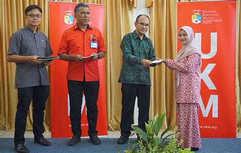 Jabatan bendahari universiti sains islam malaysia bandar baru nilai 71800 nilai, negeri sembilan, malaysia. 60 Pelajar UKM Terima Bantuan Kewangan daripada Edotco ...