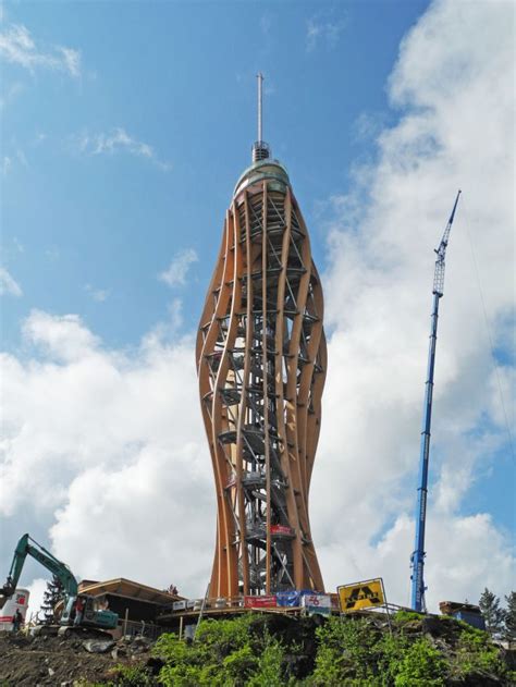 Die höhe ha meint die strecke, die auf der seite a steht und direkt zur pyramidenspitze führt, dabei verläuft sie auf der mantelfläche. Höchster Holz-Aussichtsturm der Welt ist fertiggestellt ...