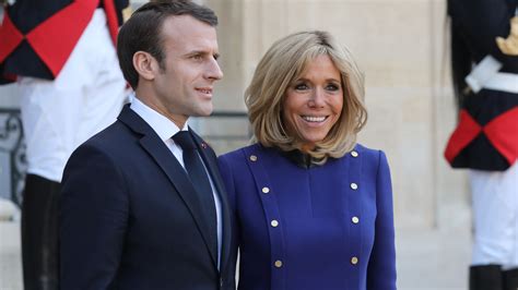 Emmanuel Et Brigitte Macron Au Th Tre Pour Inciter Les Fran Ais