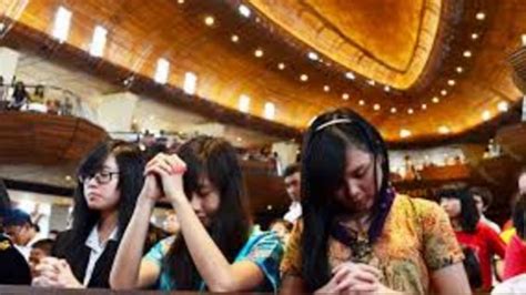Agama katolik dan protestan walaupun nampak terlihat sama dan punya tuhan yesus kristus yang sama dan 5 menit kemudian saya memutuskan keluar dari tempat itu. Penutupan Sidang KWI di Gereja Stella Maris Pluit ...