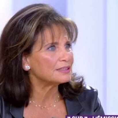 Après des études de droit et de sciences politiques, elle fait ses premières armes dans le journalisme en. Photos de Anne Sinclair : découvrez les images qui ont ...