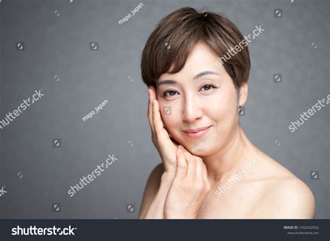 Mujer Japonesa De Mediana Edad Con Foto De Stock Shutterstock