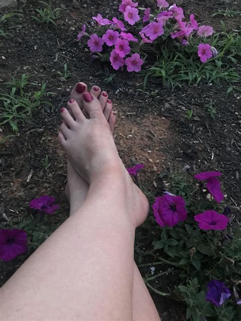 My Feet Are Even Prettier Than The Flowers Rgiantessfeet