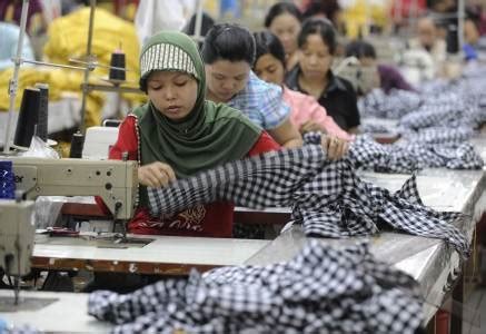 Contoh sederhana kegiatan ekonomi produksi, distribusi, konsumsi. Putri.Kusuma.Dewi.TB1