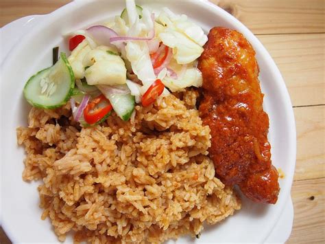 Masukkan tomato, bawang goreng dan hirisan daun sup. Nasi tomato utara, nasi tomato kedah, ayam masak merah ...