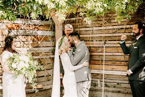 6 Tips To Have A Memorable First Kiss At The End Of Your Wedding