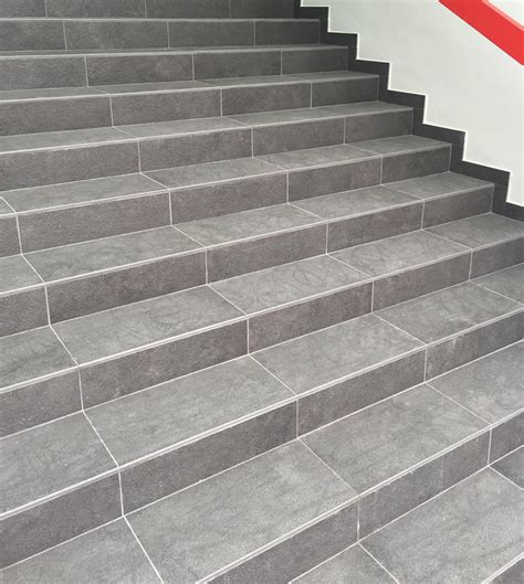 I gradini interni sono ribordati mentre quelli esterni piani al fine di aumentare la comodità e sicurezza di utilizzo. Scale interne: legno, marmo o gres porcellanato? - Zanella