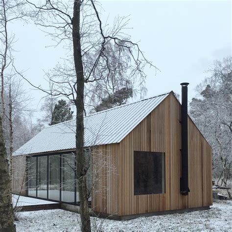 Putzfassade mit holzverkleidung in weiß an der front #architektenhaus #hausbau #neubau #fassade #holzfassade #holzverkleidung #hausdesign. Ein zeitgenössisches skandinavisches Haus mit ...