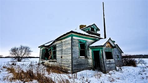 녹색과 흰색 목조 주택 풍경 파 멸 눈 버려진 집 겨울 흐린 날씨 Hd 데스크탑 벽지 Wallpaperbetter