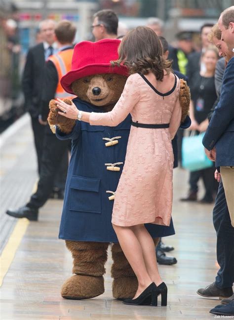Kate Middleton Meets With Paddington Bear At Paddington Station Paddington Bear Paddington