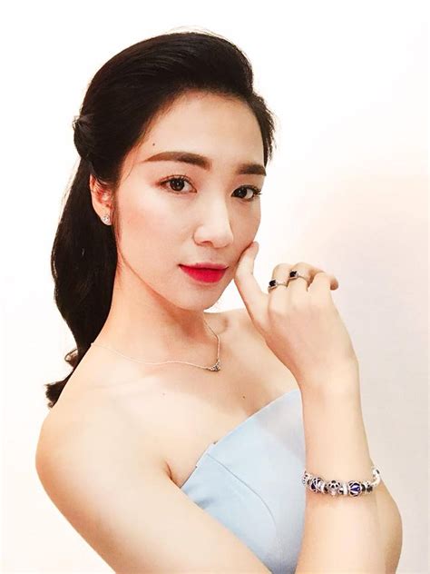 Anh xin lỗi, anh không thể cùng em bước tiếp được nữa. Hòa Minzy mặc bikini khoe ngực "khủng", đấng mày râu khó ...