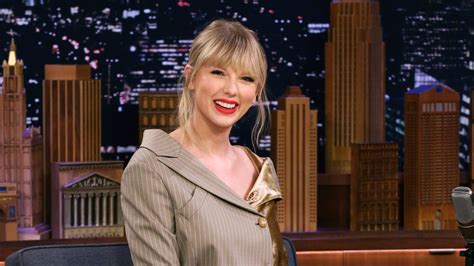 Taylor Swift S Mom Andrea Recorded Her In A Hilarious Post Surgery Video Teen Vogue