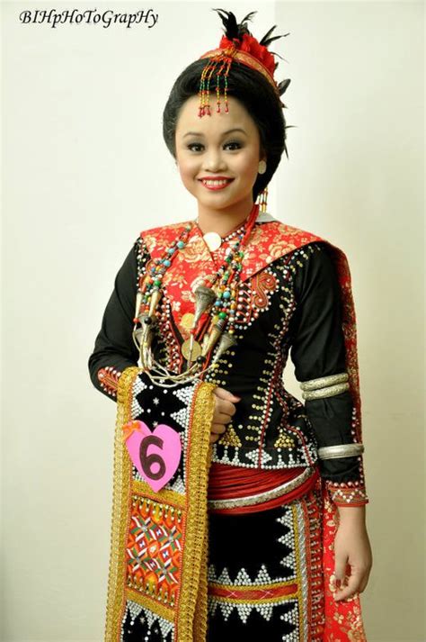 The largest ethnic group in sabah, east malaysia. sabahan traditional costume: DUSUN LOTUD TUARAN