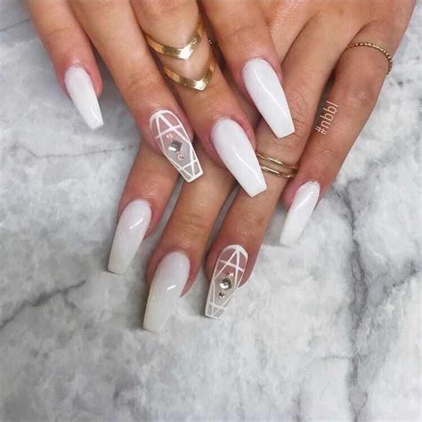 Dicen que las tendencias van y vienen, los 2000 están de vuelta y eso significa que las uñas blancas vuelven a estar de moda. 20+ Hermosas Diseños de Uñas en Blanco que te Encantarán