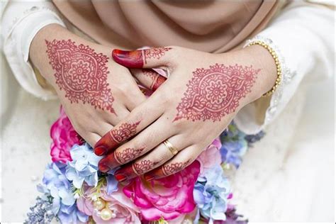 Ada banyak seni yang dihasilkan dari henna, seperti henna tangan atau inai tangan, henna pengantin, henna kaki, henna telapak tangan dan ukiran. 100 Gambar Henna Tangan yang Cantik dan Simple Beserta ...
