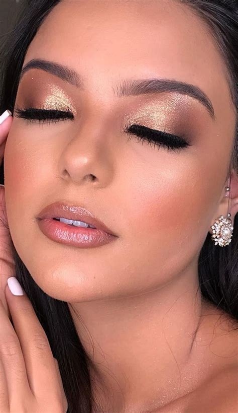 Beautiful Makeup Ideas That Are Absolutely Worth Copying Gold And Subtle Smokey