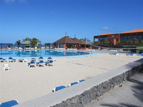 Volleyballfeld von der grundlinie aus gesehen das spielfeld ist 18 m lang und 9 m breit. "Künstlicher Strand am Pool mit Volleyballfeld" La Palma ...