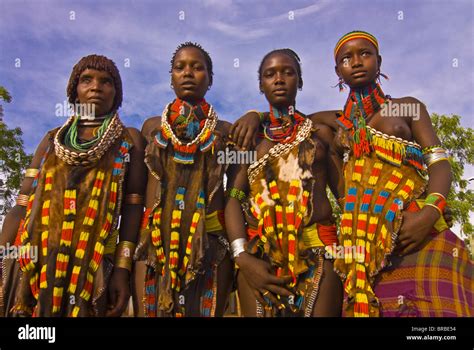 Vier Bunte Hamer Frau Turmi Omo Tal Äthiopien Stockfotografie Alamy