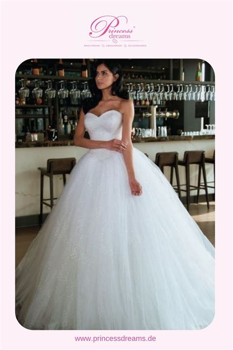 Prinzessin hochzeitskleid mit viel tüll maßanfertigung. Ein Brautkleid Mit Viel Tüll Und Glitzer Erhältlich Im ...