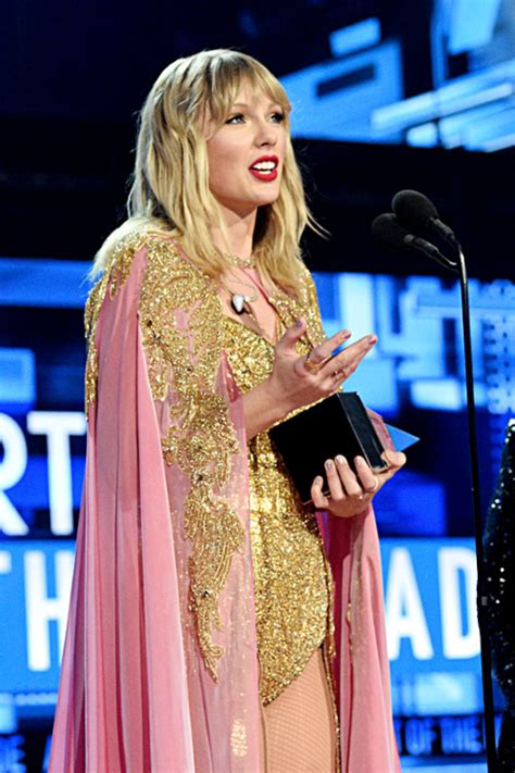 Yournastyscarstaylor Swift Accepts The Artist Of The Decade Award