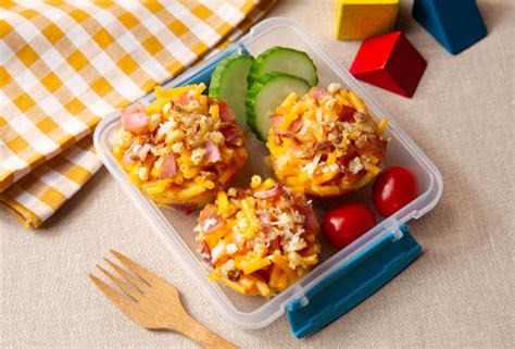 Spicy mac and cheese baked into muffin cups. Ham Mac and Cheese Muffins | Maple Leaf Foods