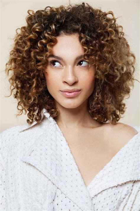 Usually, men and women with straight hair dream of wavy or curly locks. 3 Chic & Easy Styles For Girls With Curls | Long hair ...