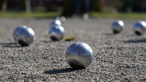 All boules have their weight and diameter stamped. Vals spel en coke op de wc: jeu de boules is lang niet ...