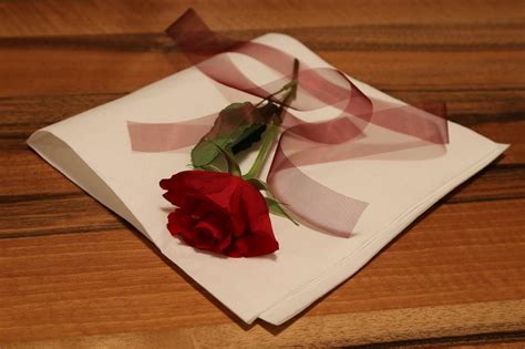 Erfahren sie, wie sie perfekt den tisch decken können. Romantischer Valentinstag-Tisch | Hochzeitsplanung ...
