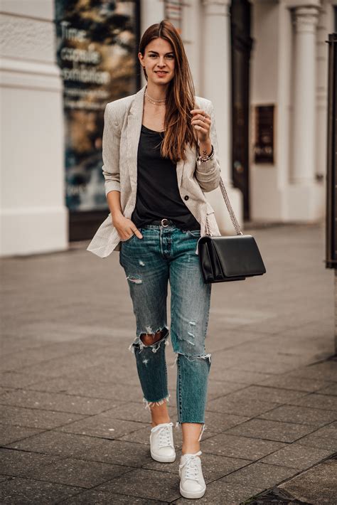 How To Wear Boyfriend Jeans This Fall Casual Chic Outfit