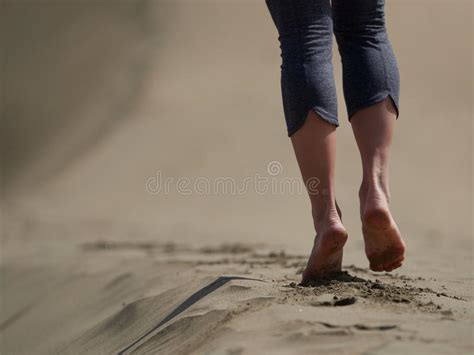 Naakte Voeten Van Jonge Vrouw Jogginghet Lopen Op Het Strand Stock