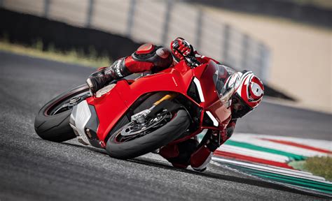 La Nouvelle Ducati Panigale V4 Ou La Moto De Gp Sur Route Actu Moto