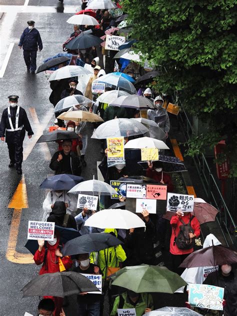 安田菜津紀 dialogue for people on twitter 0507高円寺 入管法改悪反対デモ 、雨でびしょ濡れになりながらも、後から後から人が集まり、3500人が参加し