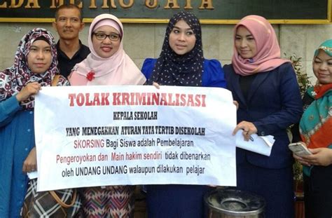 Setelah membacanya, ia menarik nafas panjang beberapa kali. Kepsek SMAN 3 Dipecat Ahok, Orang Tua Murid Kecewa ...