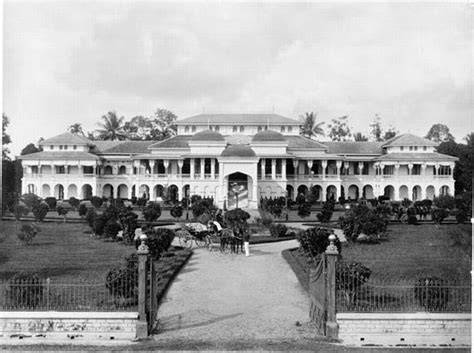 Budaya melayu riau, buku muatan lokal sumber bahan ajar dan pegangan guru serta buku siswa berbagai tingkatan sekolah yang teknis dan aplikatif. COLLECTIE TROPENMUSEUM Het paleis van de Sultan van Deli ...