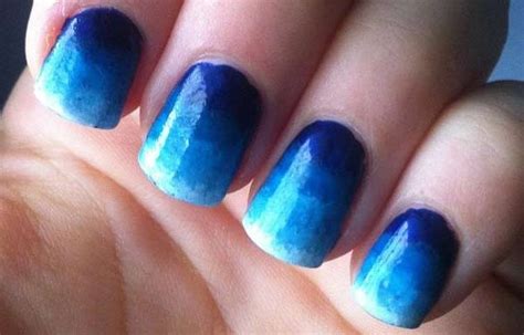 El color azul marino luce espectacular con detalles como flores y pedrería porque. Uñas decoradas color azul - UñasDecoradas CLUB