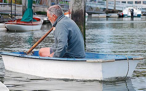 Sculling A Useful Skill For Any Dinghy Owner Using Just One Oar Over