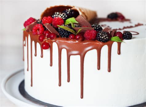 Download von istock by getty images. Festlicher kuchen mit schokolade und beeren in einem ...
