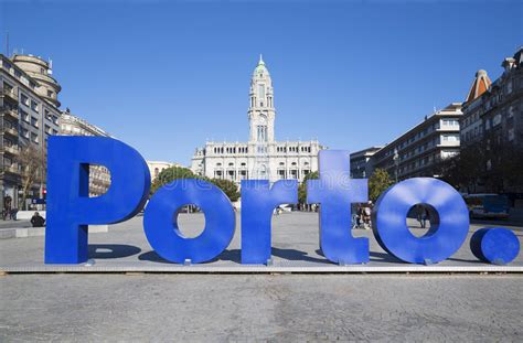 / (en) hervé lapierre et pierre a. Signe énorme Porto Dans La Ville Centrale Image éditorial ...