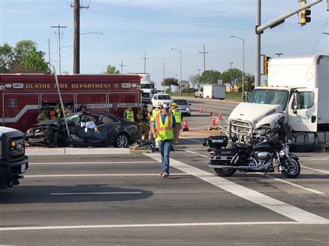 Police trying to determine whether speed or distractions contributed to