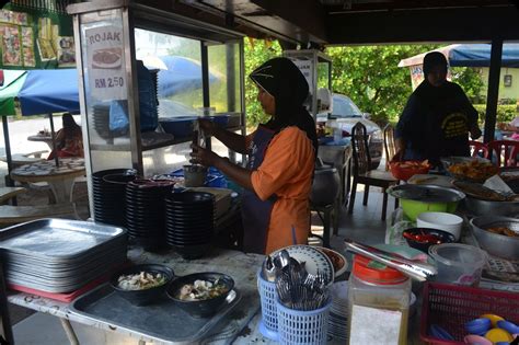 Visitors are welcome to eat the cashew nuts. MY ALL: Cuti2 Penang: Laksa Janggus, Balik Pulau