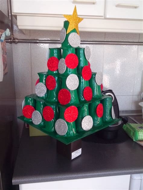 Árvore De Natal Com Material Reciclável Pacote De Leite Tronco Copos De Plásticos De Sum