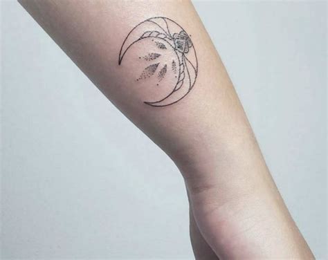 These changes remind us of the infinite cycle of regeneration. Mond Tattoo Designs mit Bedeutungen - 24 Ideen