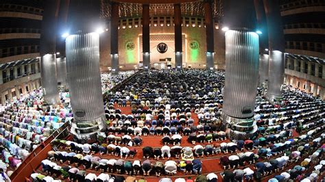 10 hari pertama ramadan menjadi sangat penting bagi umat muslim. Shalat Tarawih Pertama Menyambut Ramadhan 1440 Hijriah ...