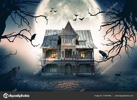 Haunted House With Crows And Spooky Atmosphere — Stock Photo