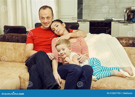 familj med barn som tittar på tv hemma pappa mamma och son har kul fotografering för