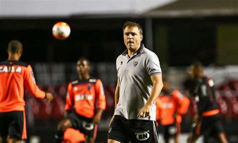 Certo é que até hoje nunca ganhei nada ao jogo, pelo que se se mantiver a tendência, vamos todos ficar bem e não haverá desgraça a acrescentar à já existente. Qual é a formação para o jogo de hoje? - Canto do Galo