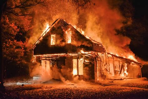 26 фев 2016 в 19:00. Houten huis in Sterksel verwoest door brand | Foto | ed.nl