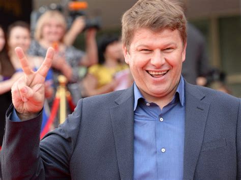 Картинки по запросу дмитрий губерниев Дмитрий Губерниев примерил розовый парик - TOPNews.RU
