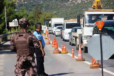 İhbar üzerine jandarma ekipleri, çevre güvenliğini alırken, itfaiye ve orman bölge personeli yangına müdahale başlattı. Son Dakika: Bodrum kırmızı alarma geçti, ilçede adım ...